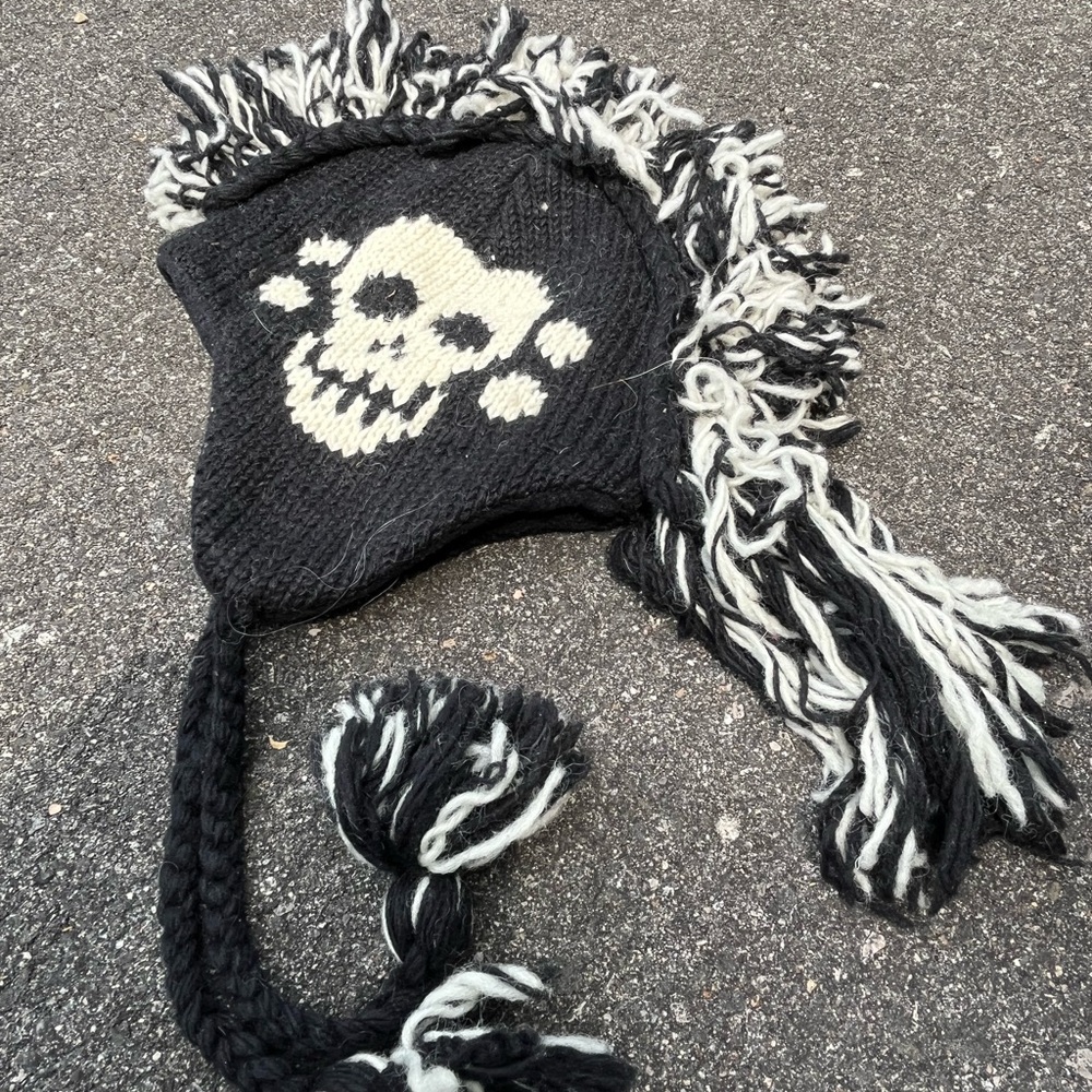 SKULL MOHAWK WOOLY HAT, adult one size, punk